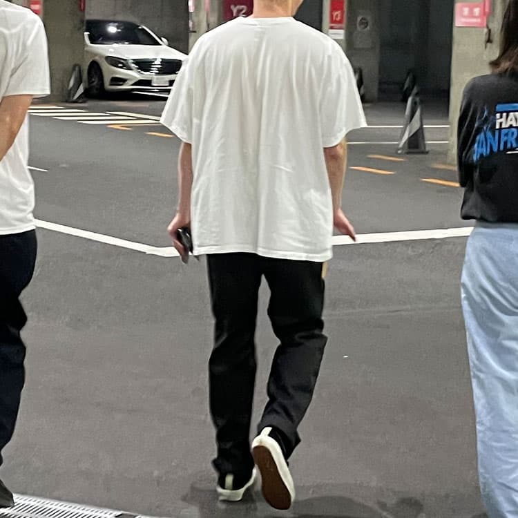 ダサく見えてしまっている40代男性のTシャツコーデ