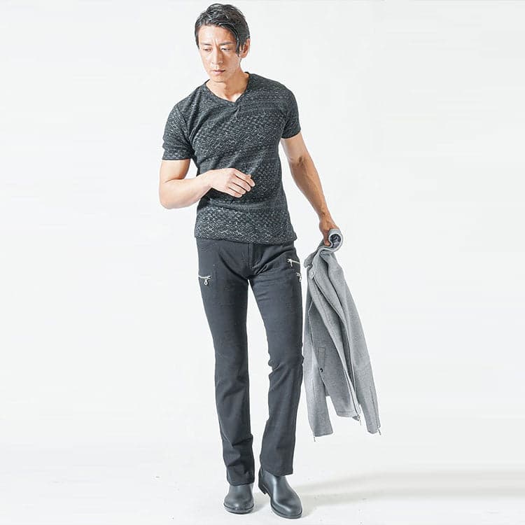 40代男性におすすめののVネック黒Tシャツの黒コーデ