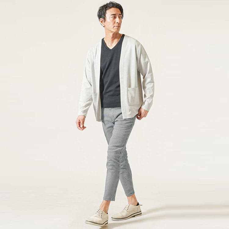 40代男性におすすめのVネック黒Tシャツとグレーカーディガンコーデ