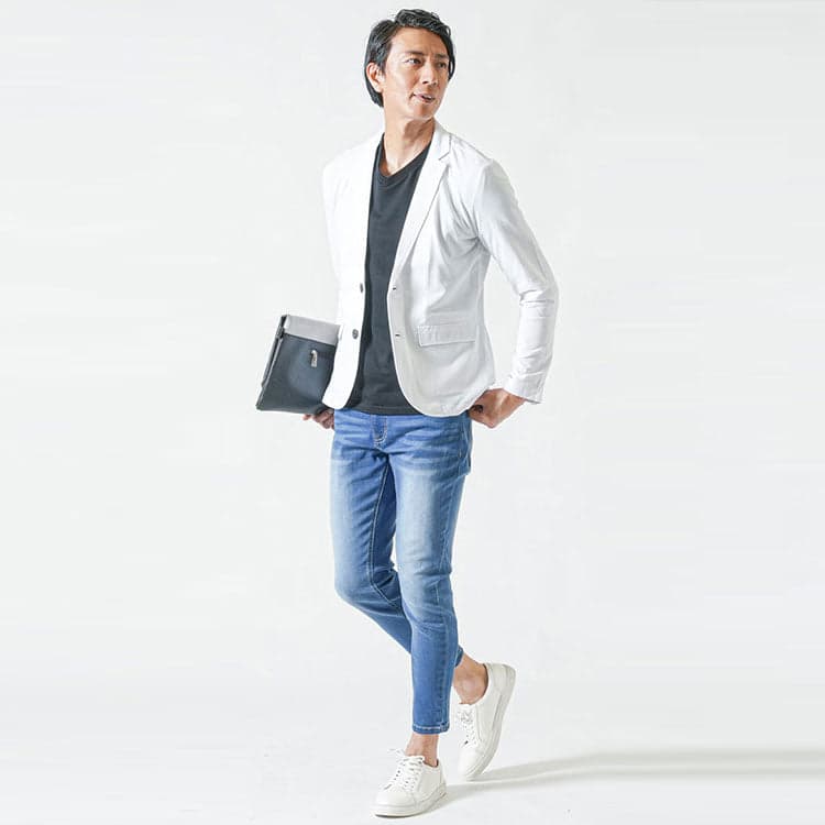 40代男性におすすめのVネック黒Tシャツと白ジャケットコーデ