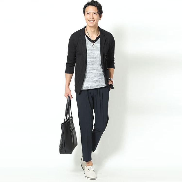 40代男性におすすめのグレーTシャツと黒ジャケットのコーデ