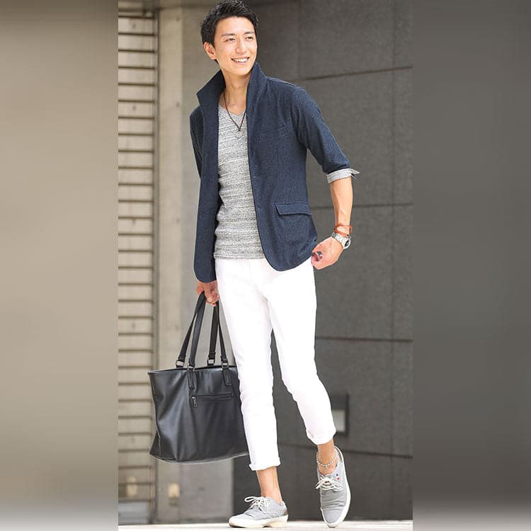 40代男性におすすめのグレーTシャツとネイビージャケットのコーデ