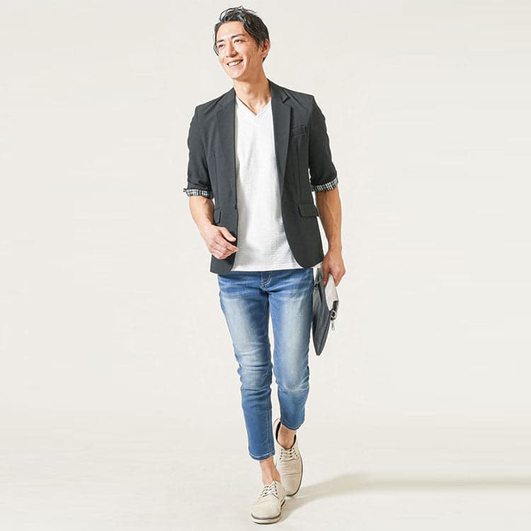 40代男性におすすめの白VネックTシャツと黒ジャケットのコーデ