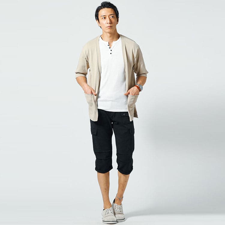 40代男性におすすめのヘンリーネックTシャツとベージュカーディガンのコーデ
