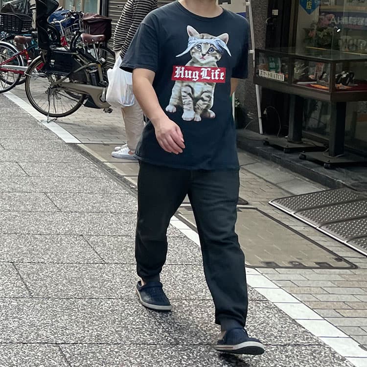 派手なプリントTシャツを40代男性が着ているとダサいと言われる。