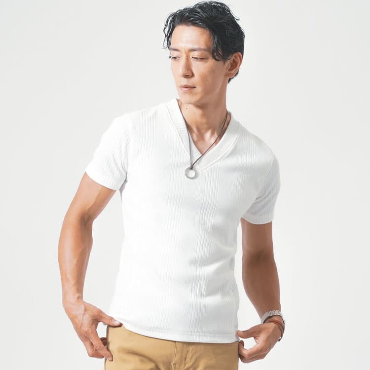 程よく細身のサイズのTシャツで清潔感ある白Tシャツコーデ例