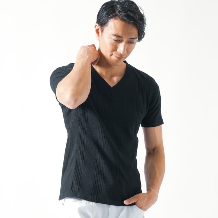 程よく細身のサイズのTシャツで大人の落ち着きのある黒Tシャツコーデ例