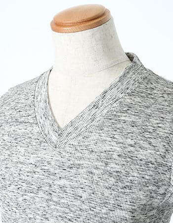 VネックTシャツ