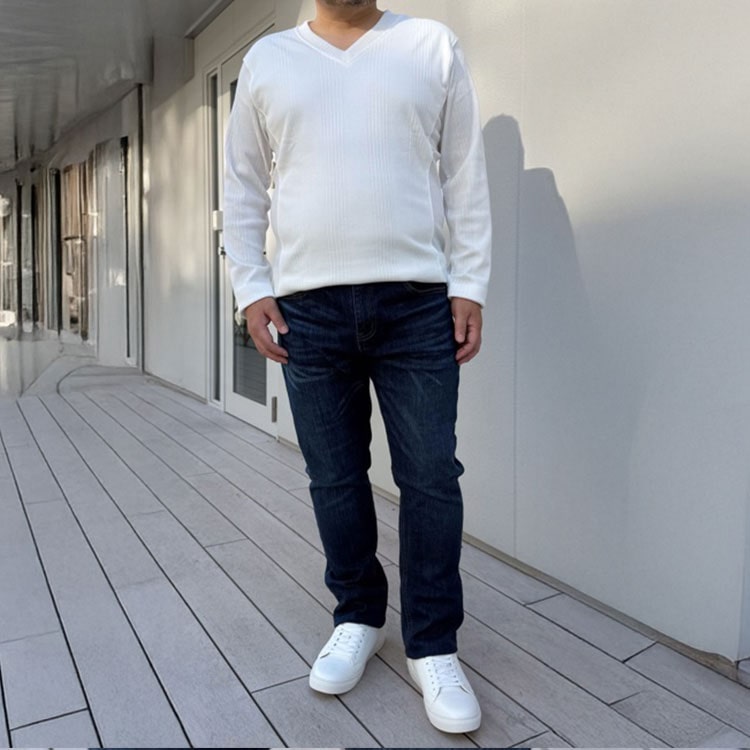 着丈の長さが丁度よいカットソーを着用