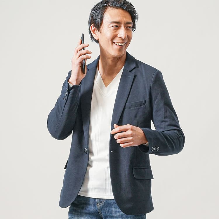 ジャケット×白VネックTシャツ×デニムのきれいめカジュアルコーデ。デートにも使えるOKなメンズファッション例