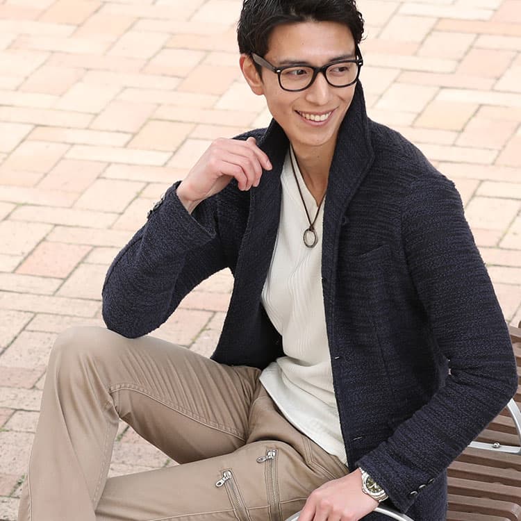 ネイビージャケットと白インナー、ベージュパンツを合わせたNGにならない春デート服の正解コーデ
