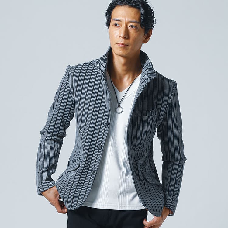 ストライプ柄のジャケットと白インナーで大人の色気を演出するNGにならない春デートの正解服