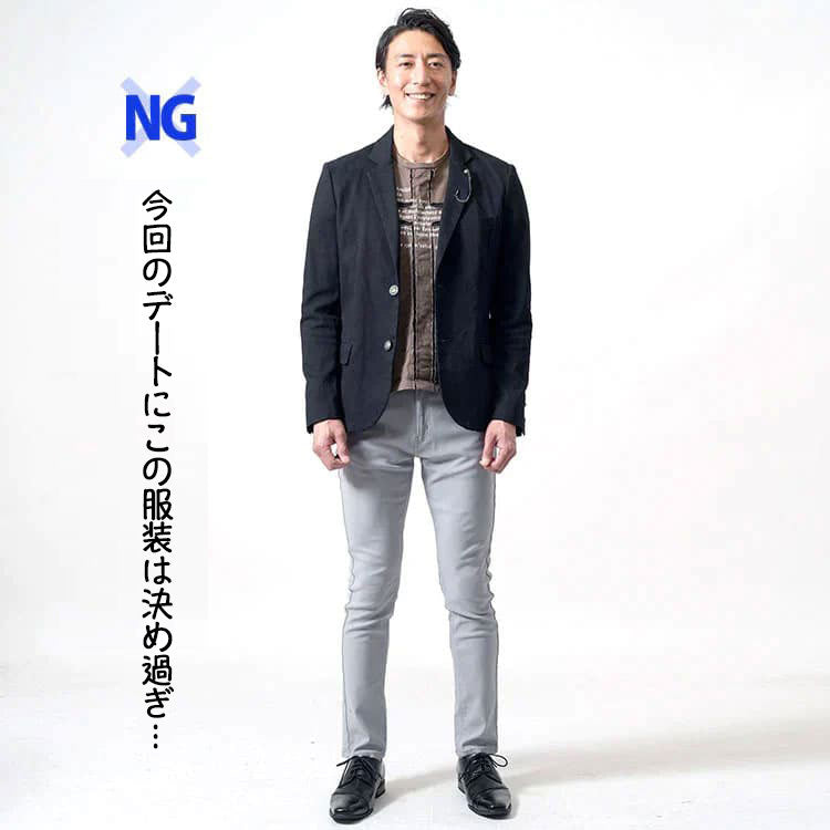 一見きれいめだが、インナーのプリントTシャツがカジュアルすぎてアンバランスなNGデートコーデ。ジャケットスタイルに対してインナーの選び方がミスマッチ