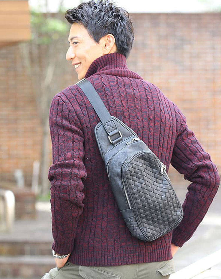 PUレザー編み込みボディバッグ