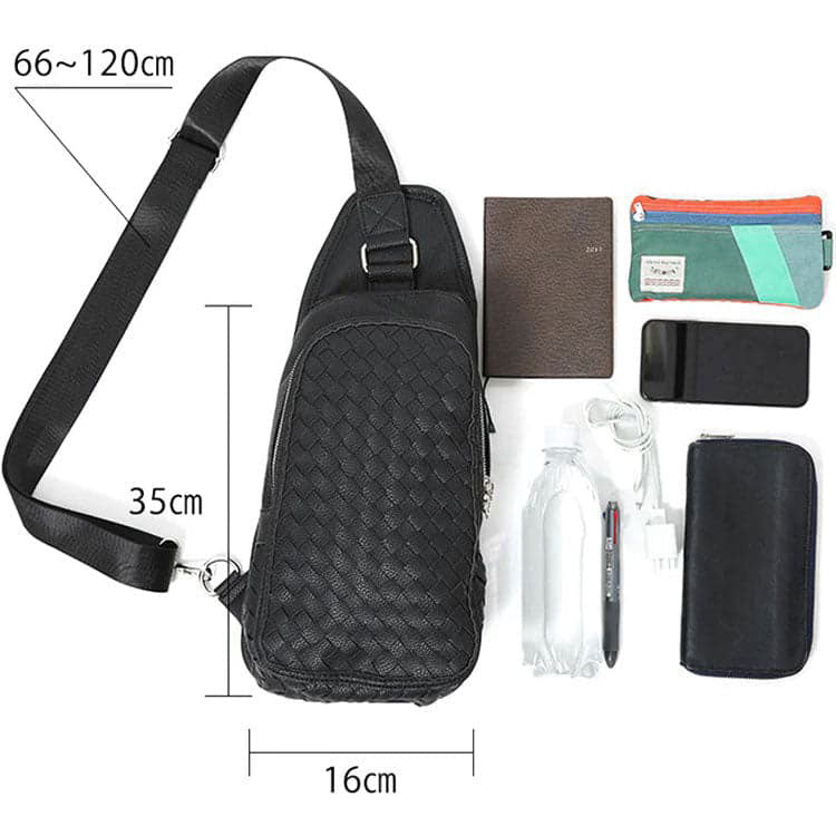 ペットボトル500mlも楽々入る。見た目以上の収納力