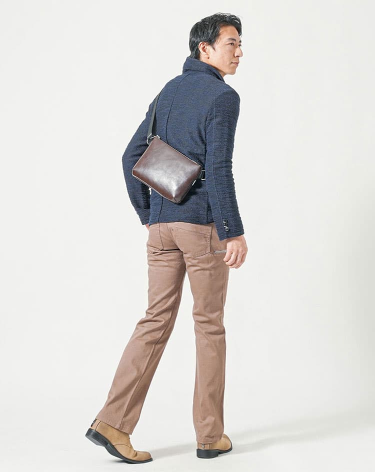 きれいめファッションにはきれいめにあうレザー系ボディバッグのコーデ