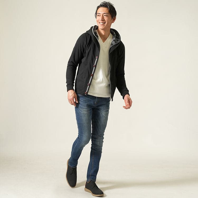 おしゃれなジーンズファッションをした男性の例