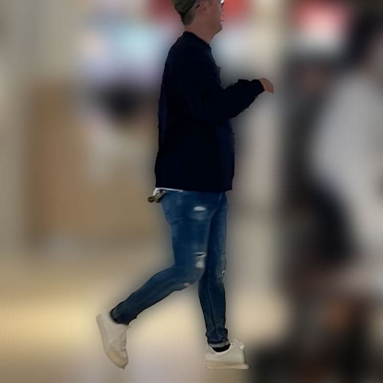 おしゃれなジーンズファッションをした男性の例