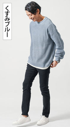 黒のズボンに合う白・ライトグレー・薄めのくすみブルーを使ったコーディネート例