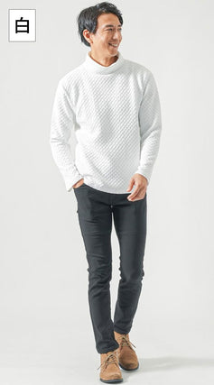 黒のズボンに合う白・ライトグレー・薄めのくすみブルーを使ったコーディネート例