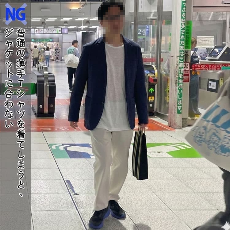 着丈が長く下着のようなTシャツを着て、ダサいジャケットコーデになってしまった男性