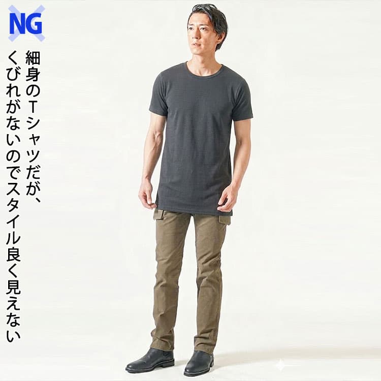 細身のTシャツだが、くびれがないのでスタイル良く見えない