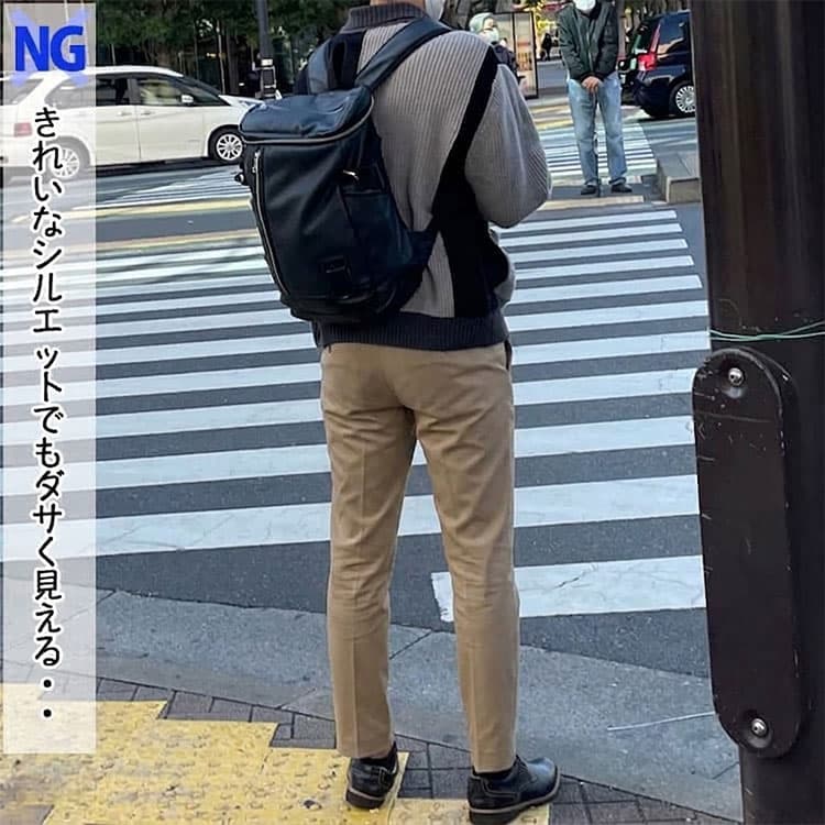 裾が広がってダサく見えるチノパンコーデ例