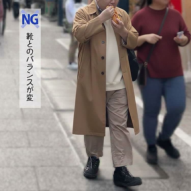 【NG】チノパンの裾がヒラヒラで靴とのバランスが悪い