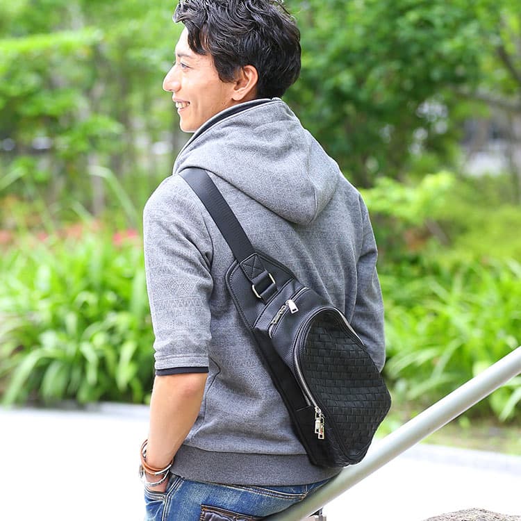 アクティブに遊びに行くならボディバッグがおすすめ