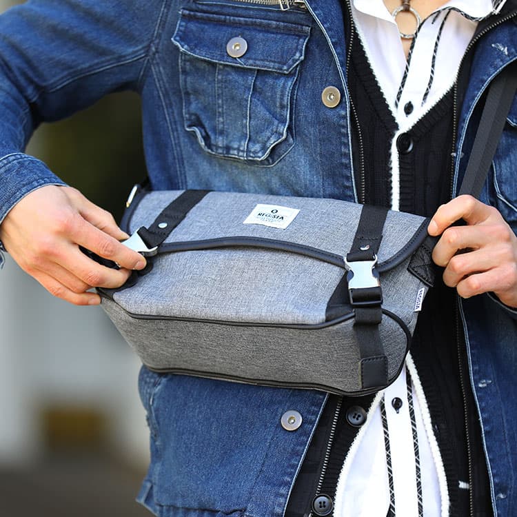 アクティブに遊びに行くならショルダーバッグがおすすめ