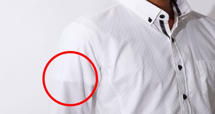 白シャツの下に白のインナーを着た例