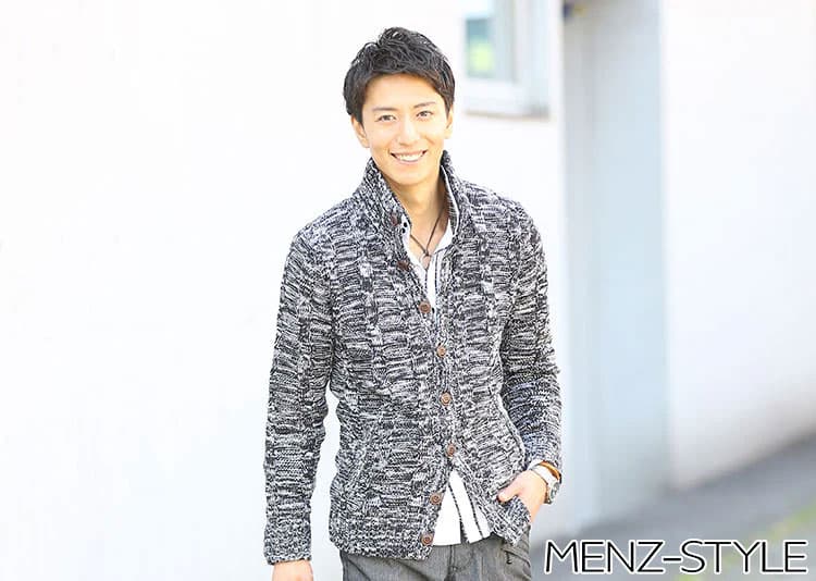 グレーニットにシャツを重ね着した着こなし