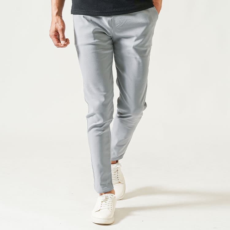 40代メンズにおすすめの自分の脚に程よくフィットした細身のテーパードパンツ①
