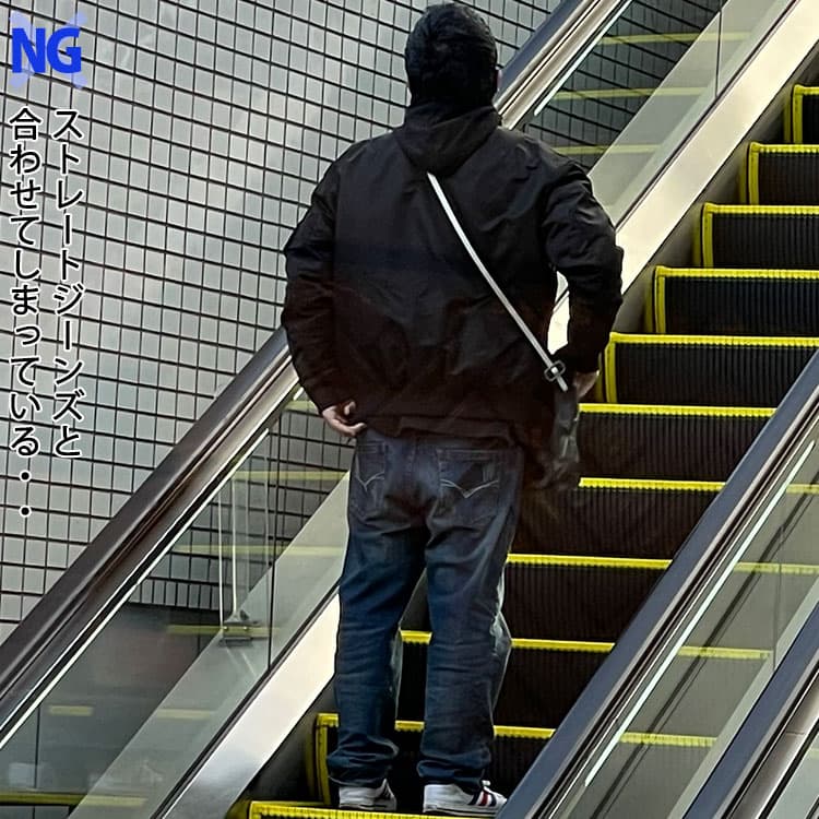 黒ダウンにストレートジーンズをはいたNGコーデ例