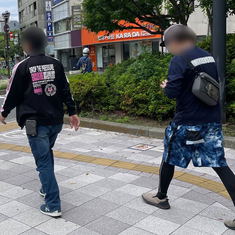 派手な若者の服を着ると50代男性だとダサく見えてしまう例