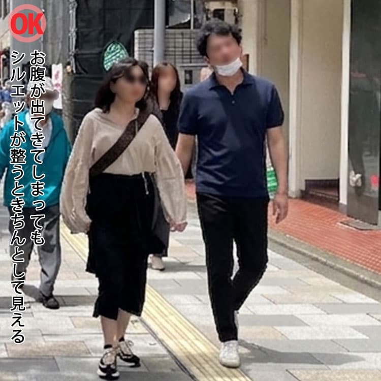 40代の男性のきれいなシルエットのトップスにテーパードパンツを合わせたOKコーデ