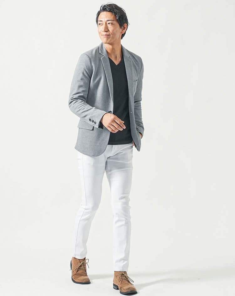 50代メンズ全身3点コーデセット グレー長袖テーラードジャケット×黒長袖Tシャツ×白ストレッチチノパンツ