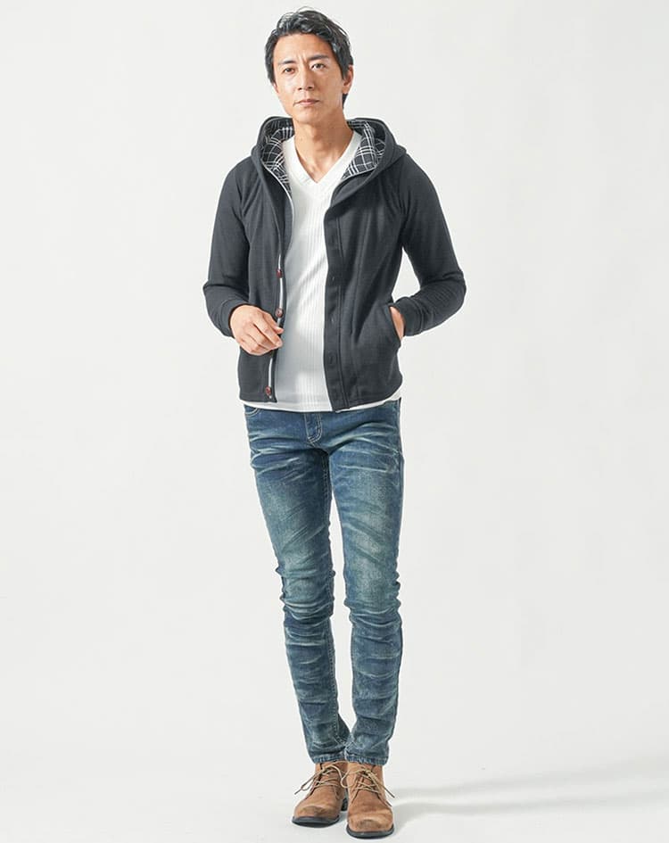 50代メンズ全身3点コーデセット 黒長袖パーカー×白長袖Tシャツ×ダークブルーデニムパンツ