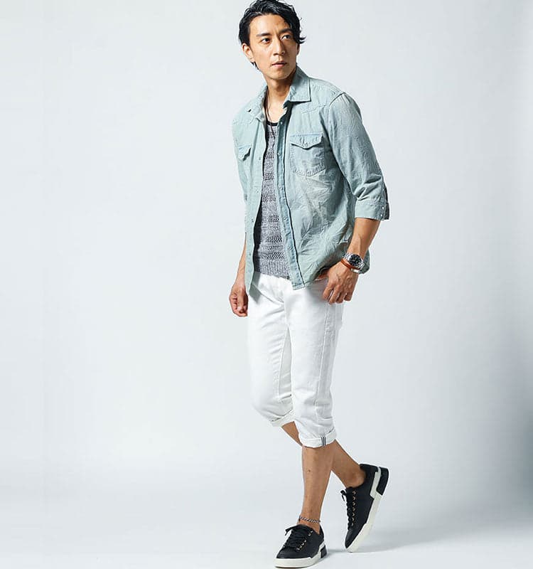 PUレザースニーカーと白クロップドパンツを合わせたメンズコーディネート