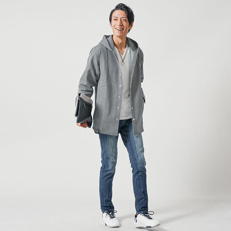 足首に向かって細くなっていくジーンズとスニーカーのコーデ例