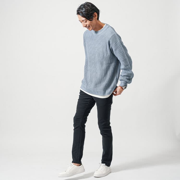 足首に向かって細くなっていく黒パンツとスニーカーのコーデ例