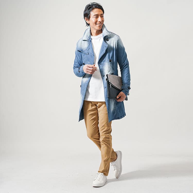 足首に向かって細くなっていくベージュパンツとスニーカーのコーデ例