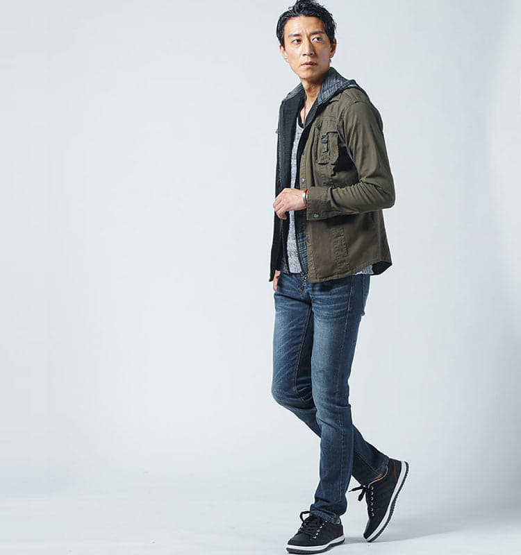30代メンズにおすすめのカーキパーカーにデニムパンツと黒スニーカーを合わせたコーディネート