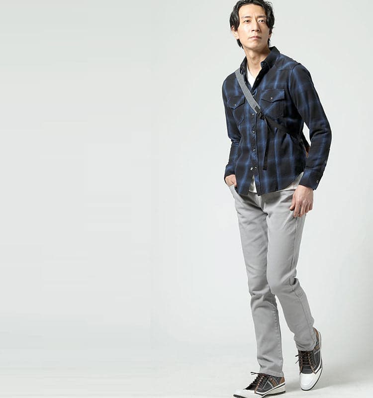 30代メンズにおすすめの黒パーカーにチノパンとブラウンスニーカーを合わせたコーディネート