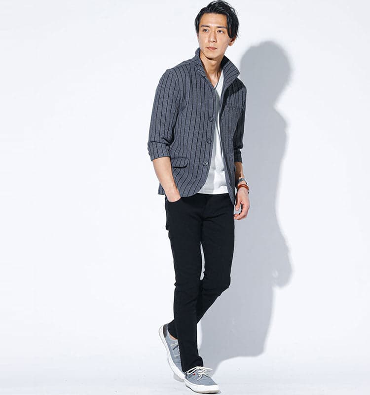 40代メンズにおすすめのグレージャケットに黒チノパンとグレースニーカーを合わせたコーディネート