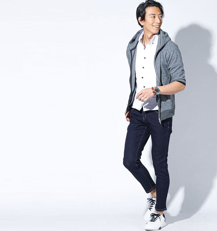 40代メンズにおすすめのグレーパーカーにデニムパンツと白スニーカーを合わせたコーディネート
