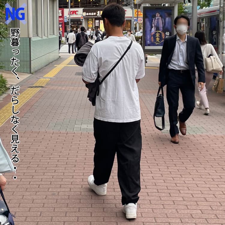 着丈の長いTシャツに太いシルエットのチノパンをはいたチノパンコーデ例
