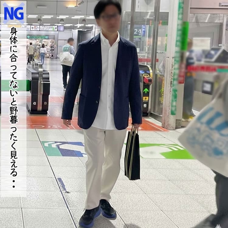 40代メンズの春服として避けるべきゆったりとしたテーラードジャケットを着たNGコーデ例