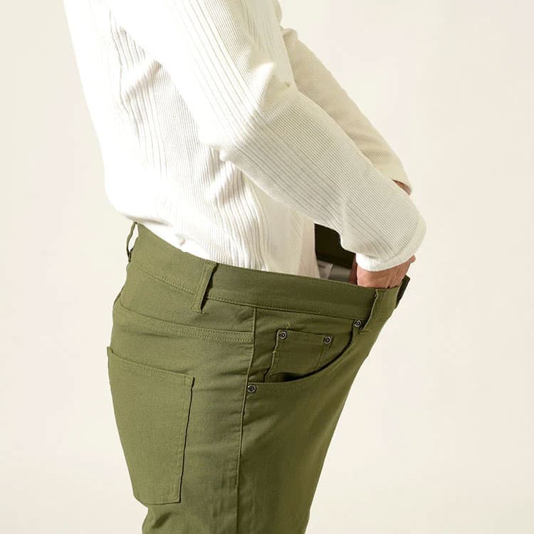 ウエストは余裕があるのにスッキリ見えるスリムチノパンツの画像