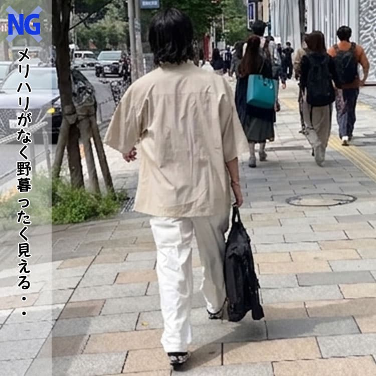 野暮ったく見えるベージュシャツと白パンツを合わせたコーデ例